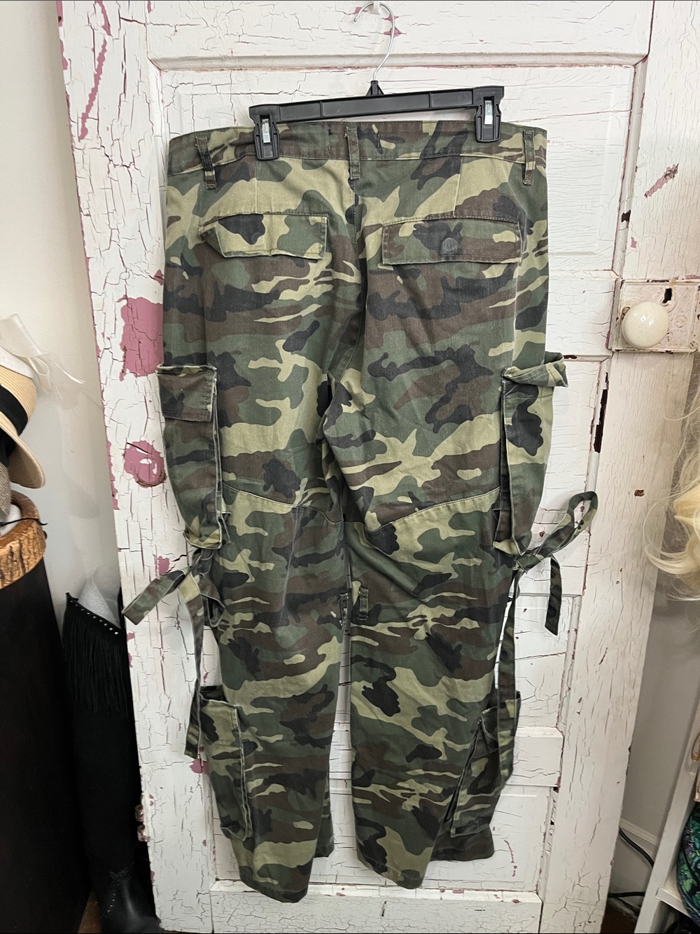 NWOT Fashion Nova Green Camo Cargo Utility Pants TIES AT KNEES Sz 1X Polyester - Picture 4 of 5